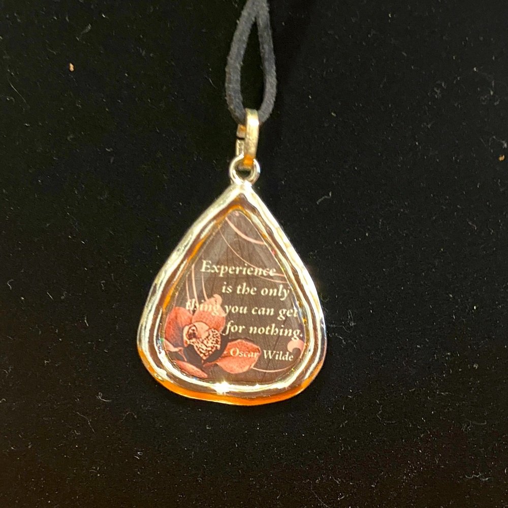 Elegant Gold and Black Pendant Necklace